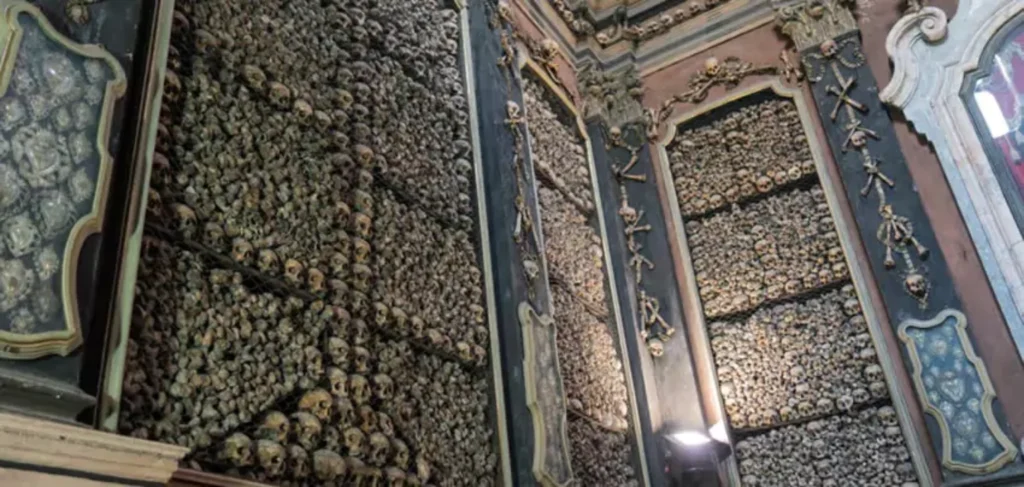 Una iglesia llena de huesos