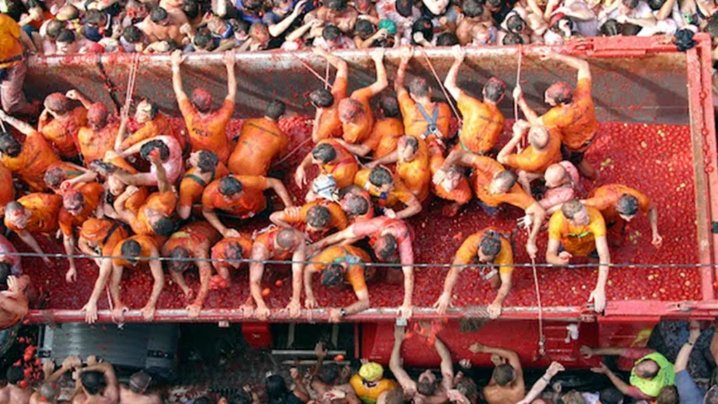 Y la pelea de comida más grande del mundo! Una de las curiosidades de España más graciosas