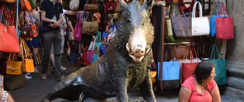 Tocar el hocico del Jabalí de la Fontana del Porcellino trae suerte, una de las mejores curiosidades de Florencia