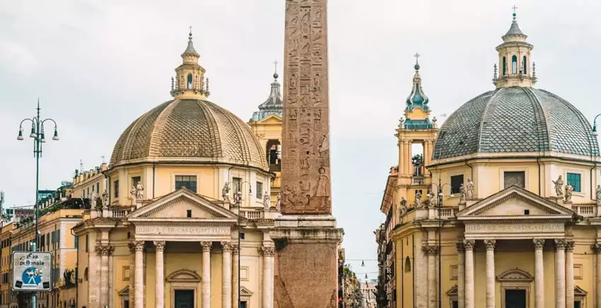 ¡También hay unas iglesias gemelas!