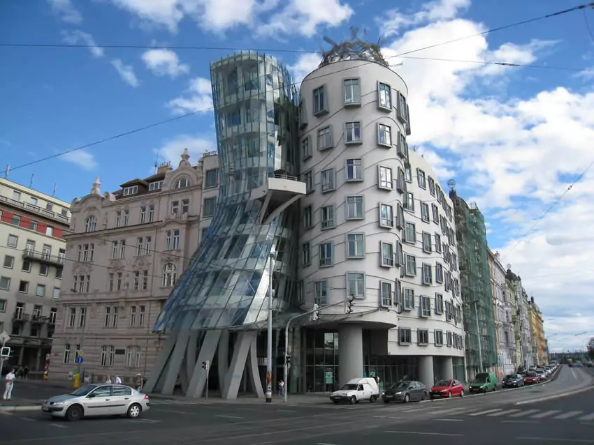 La Casa Danzante del arquitecto Frank Gehry está inspirada en dos famosos bailarines