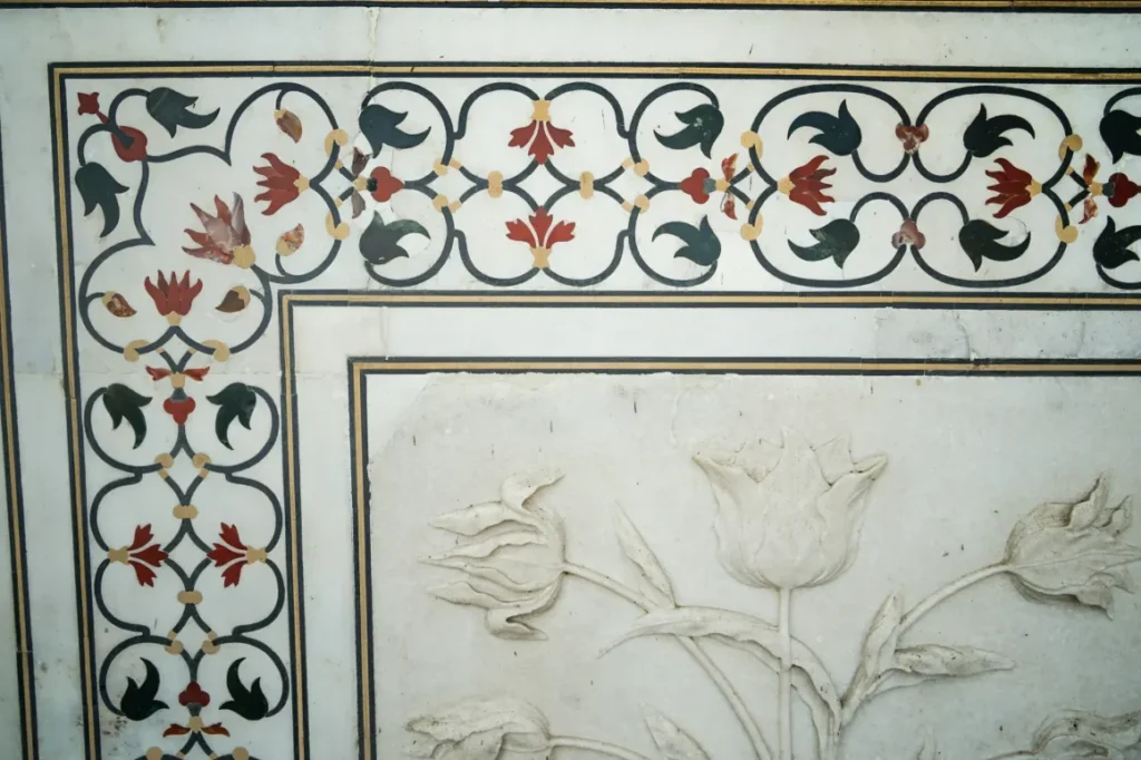 Tiene 28 tipos de joyas en las incrustaciones, una de las curiosidades del Taj Mahal más sorprendentes