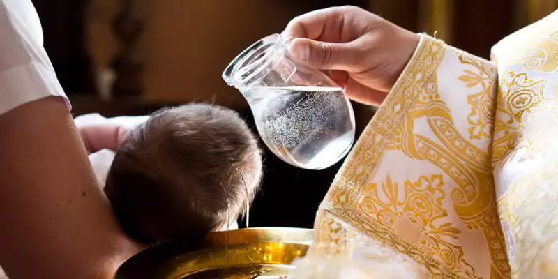 El bautismo es el rito o sacramento de iniciación a la fe cristiana.