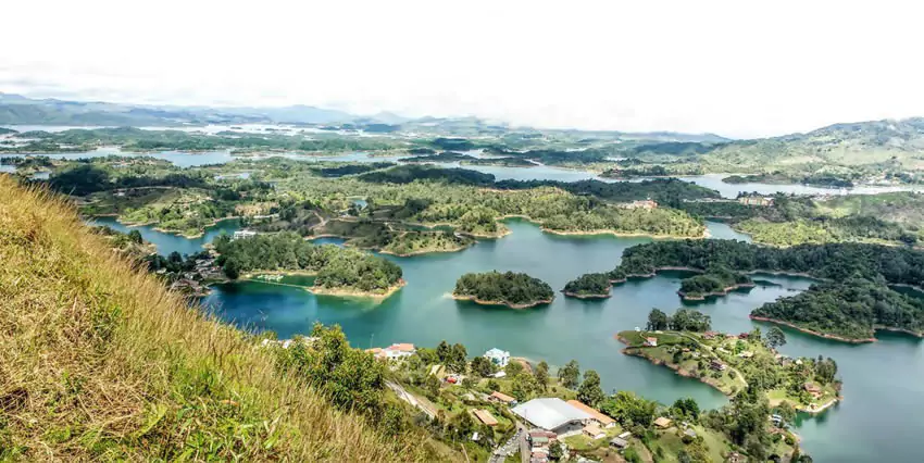 Guatapé y La Piedra del Peñol, uno de los paisajes más bonitos que ver en Colombia