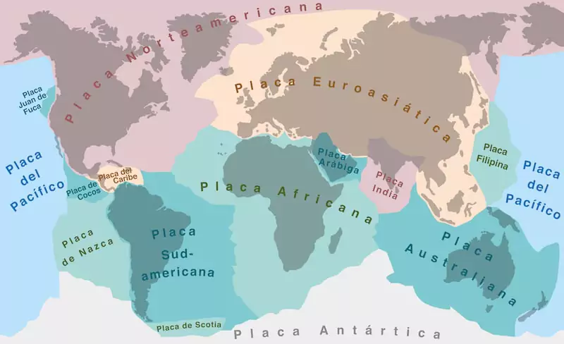 La corteza de la Tierra está compuesta por 14 placas principales.