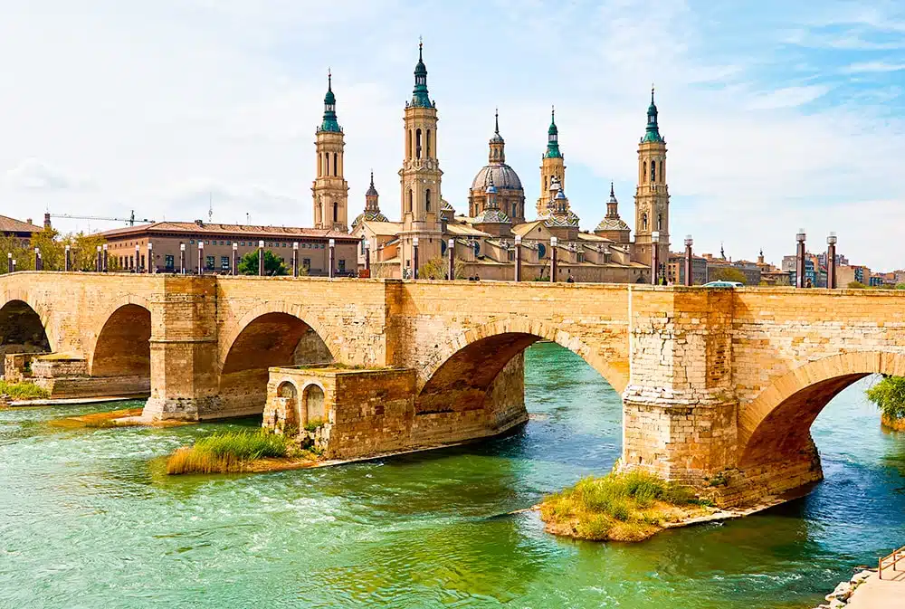 Cruzar el Puente de Piedra, una de las cosas que hacer en Zaragoza