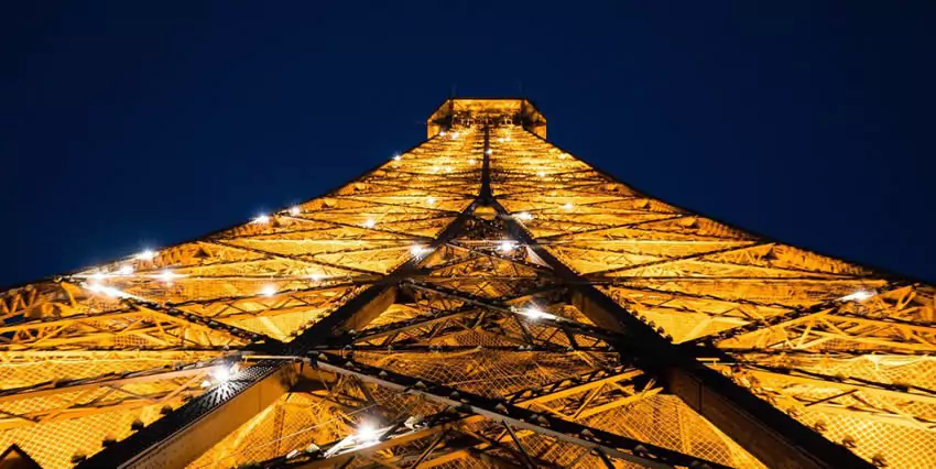 La Torre Eiffel tiene 20.000 focos