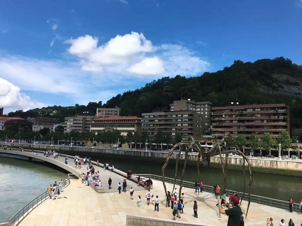 Paseo por la Ría, una de las cosas que hacer en Bilbao