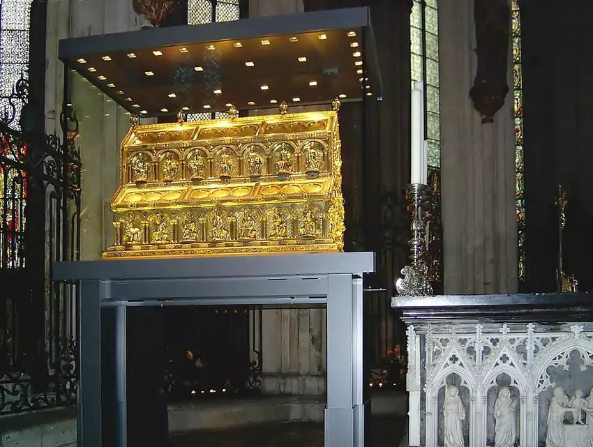 Alberga los huesos de los Tres Reyes Magos, una de las mejores curiosidades de la Catedral de Colonia