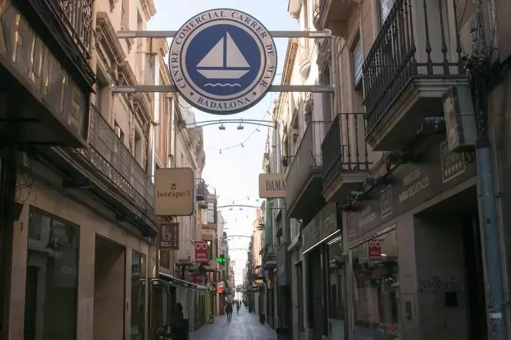 Carrer del Mar y la plaza de la Vila