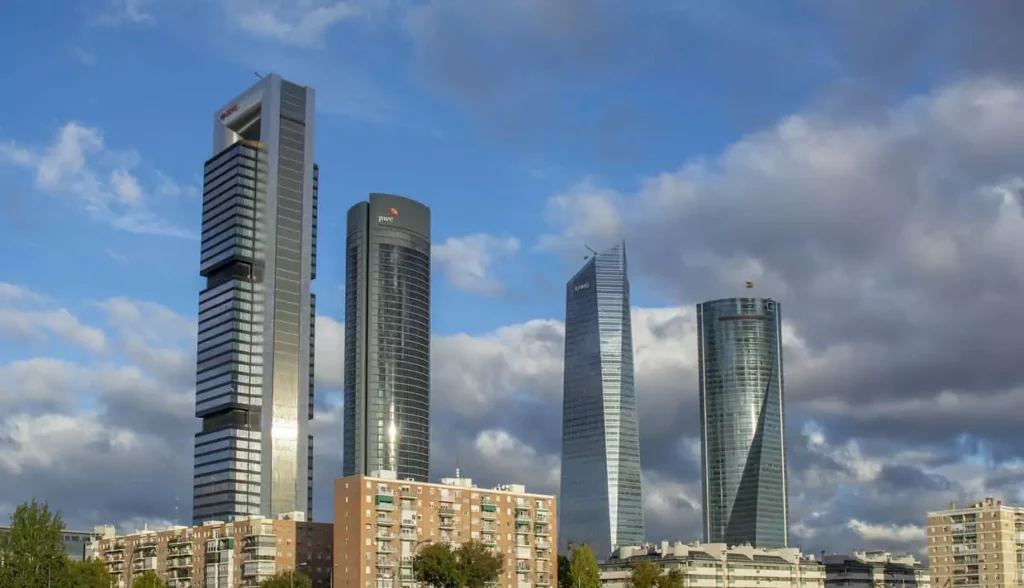 Deizquierda a derecha: Torre Cepsa, Torre PwC, Torre de Cristal y Torre Emperador Castellana o Torre Espacio