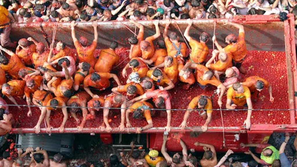 Y la pelea de comida más grande del mundo! Una de las curiosidades de España más graciosas