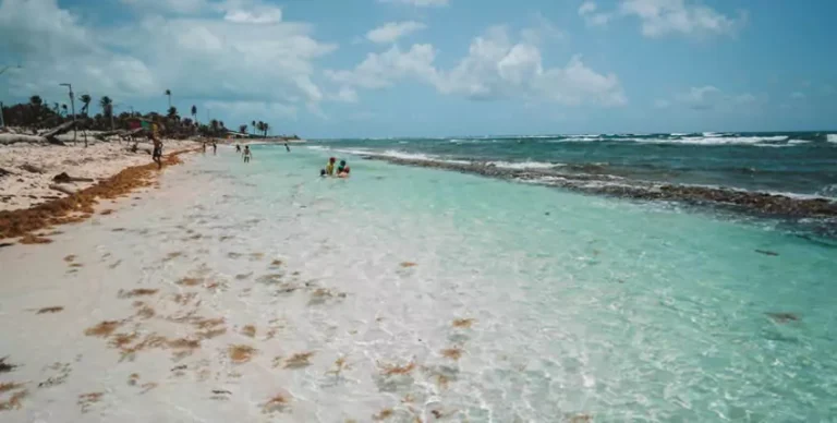 Playa Charquitos, una de las mejores playas de San Andrés para niños