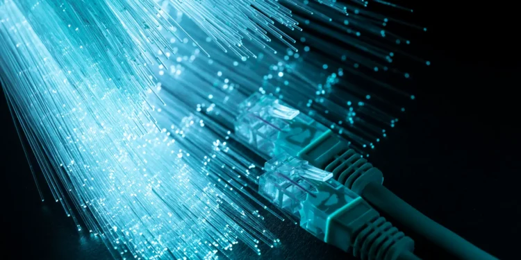 ¿Qué es la fibra óptica? Usos, ventajas y desventajas