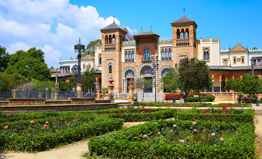 Pasear por el Parque María Luisa, una de las cosas que hacer en Sevilla