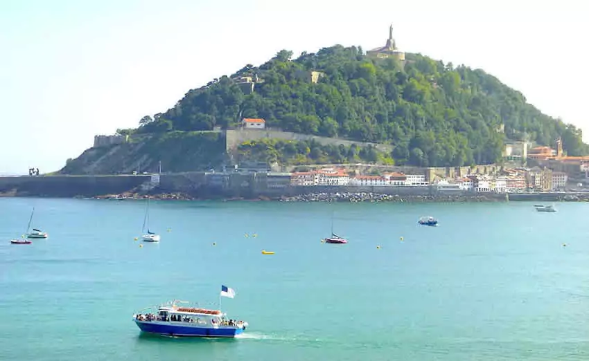 El monte Urgull y el castillo de la Mota