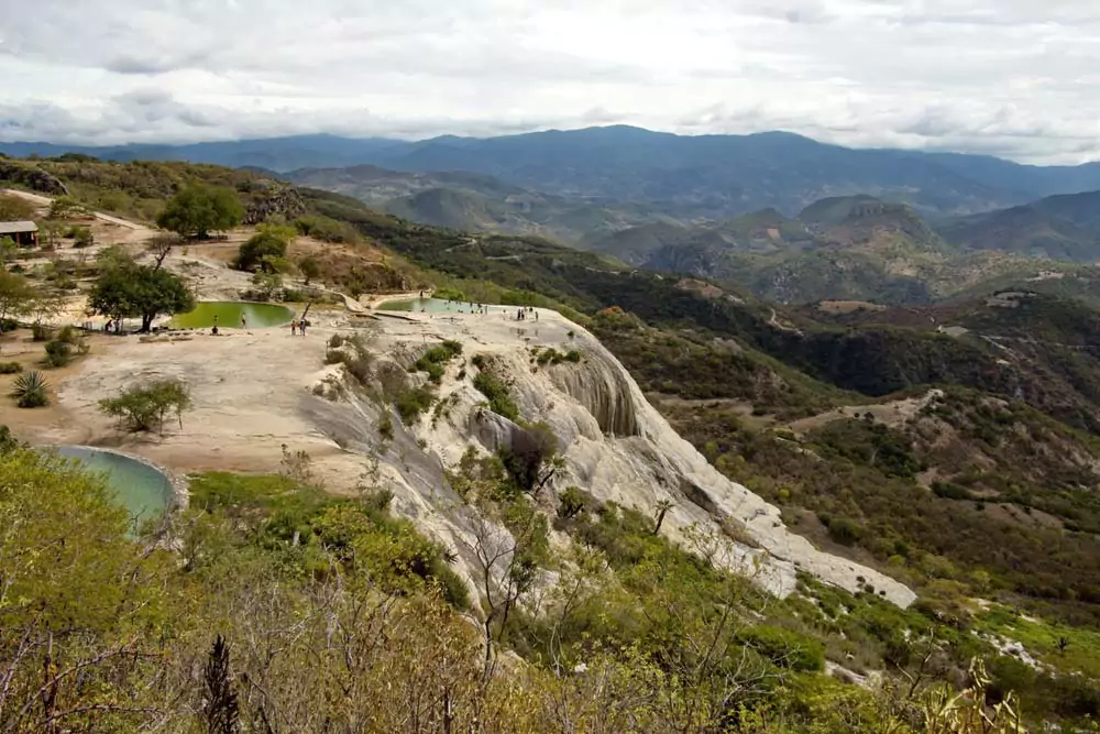Hierve el Agua, un sistema de cascadas fosilizadas (único en América)