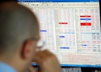 Un trader monitora l'andamento della Borsa di Milano. REUTERS/Stefano Rellandini