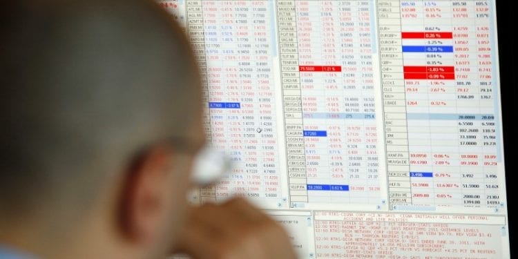 Un trader monitora l'andamento della Borsa di Milano. REUTERS/Stefano Rellandini