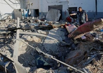 Al menos 40 muertos tras un bombardeo en un centro de migrantes en Trípoli