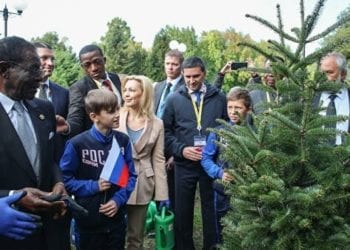 El ministro ruso de Recursos Naturales y Ecología, Dmitry Kobylkin, y el presidente de Guinea Ecuatorial, Obiang Nguema Mbasogo, plantaron una plántula número 30 millones como parte de la campaña Save the Forest en la Reserva Natural del Cáucaso en Sochi.