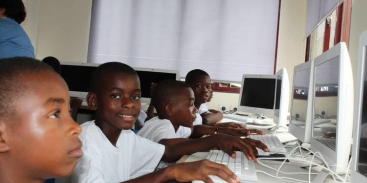 GITGE dona una sala de informática al colegio Dulce Nombre de María de Basakato del Oeste