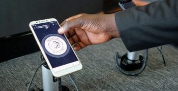 Los ruandeses celebran el lanzamiento de los primeros Smart Phones "Made in Africa”