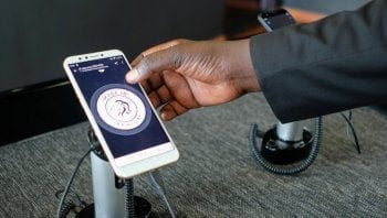 Los ruandeses celebran el lanzamiento de los primeros Smart Phones "Made in Africa”