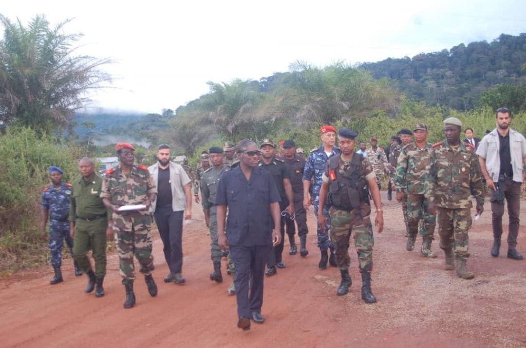 Nguema Obiang Mangue visita el batallón de Olong de Micomiseng.