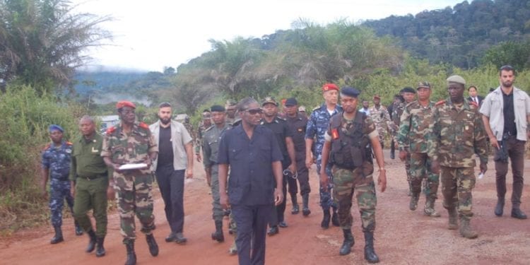 Nguema Obiang Mangue visita el batallón de Olong de Micomiseng.