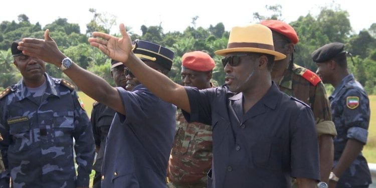 S.E. Teodoro Nguema Obiang Mangue asiste a los ejercicios de tiros de las Fuerzas Aereas en Bata