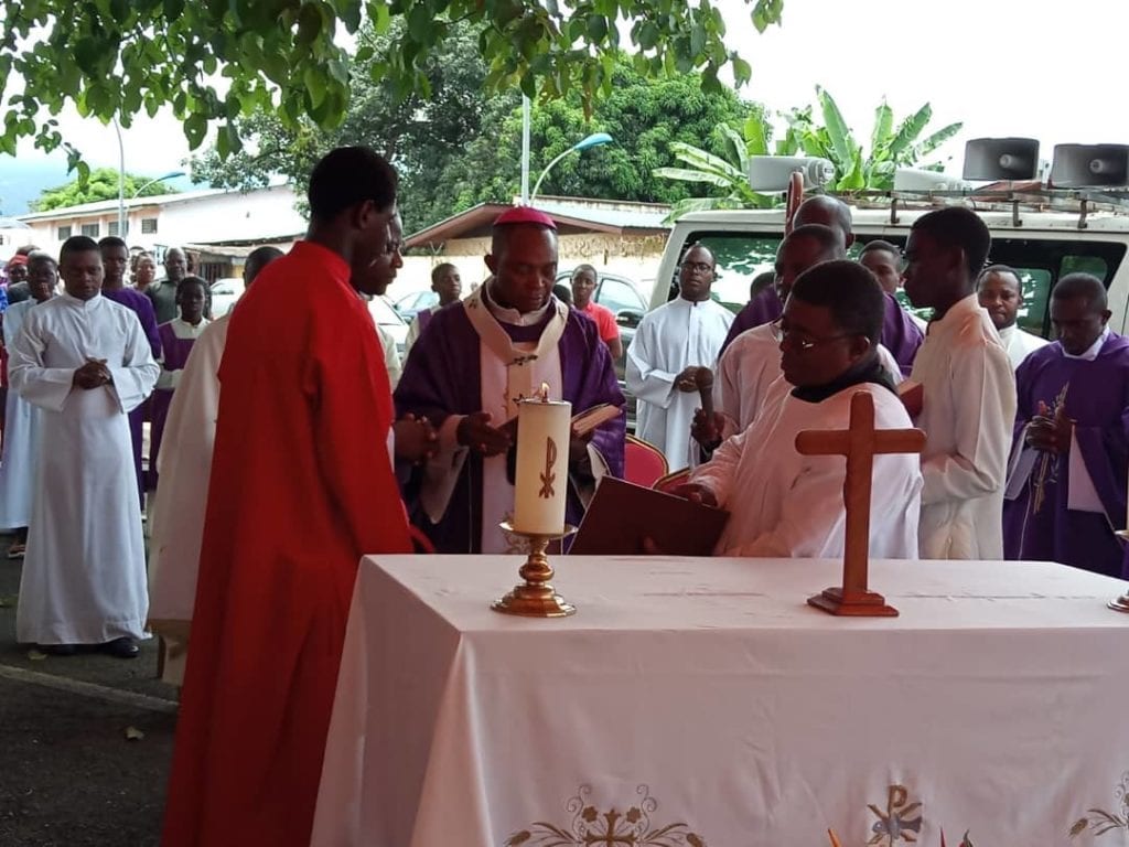 Los cristianaos católicos de Malabo unidos en oración celebran el día de los fieles difuntos