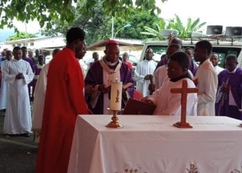 Los cristianaos católicos de Malabo unidos en oración celebran el día de los fieles difuntos