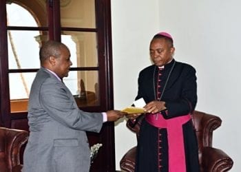 BANGE entrega a la Archidiócesis de Malabo un cheque de 55 millones de FCFA para la reconstrucción de la Catedral