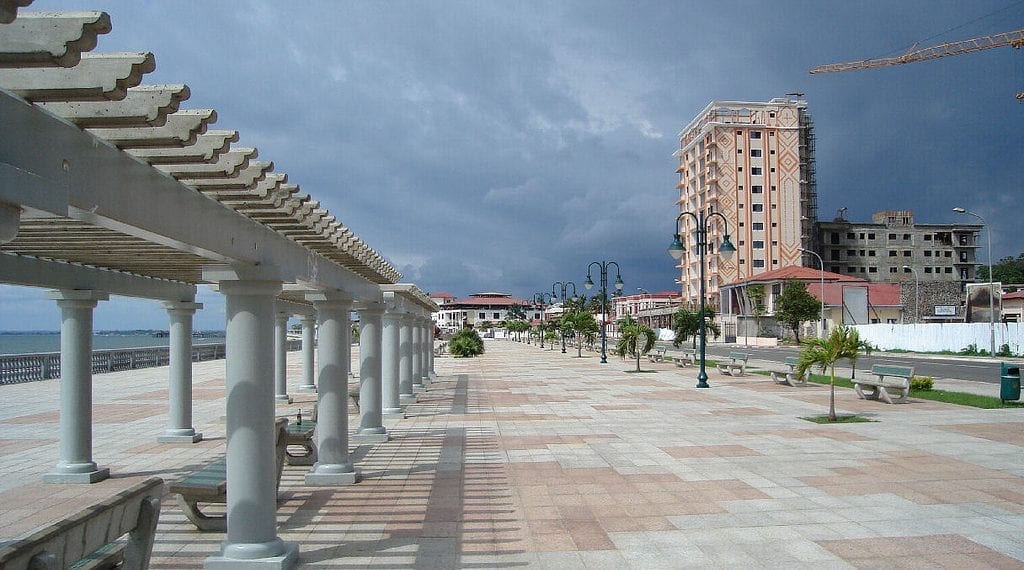 Vista del paseo marítimo en la ciudad de Bata, Republica de Guinea Ecuatorial