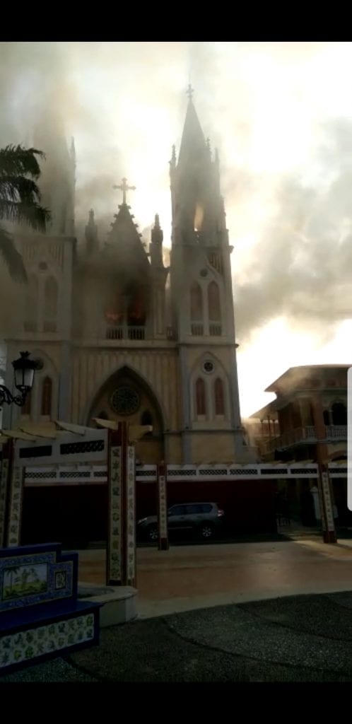 Incendio en la catedral de Malabo por causas aun desconocidas