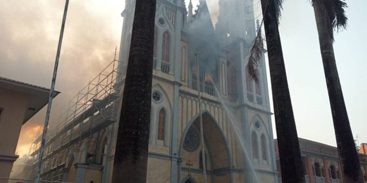 Los bomberos sospechan que el incendio de la catedral de Malabo pudo ser provocado