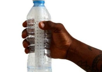 Un equipo de jóvenes nigerianos diseña una botella que filtra el agua.