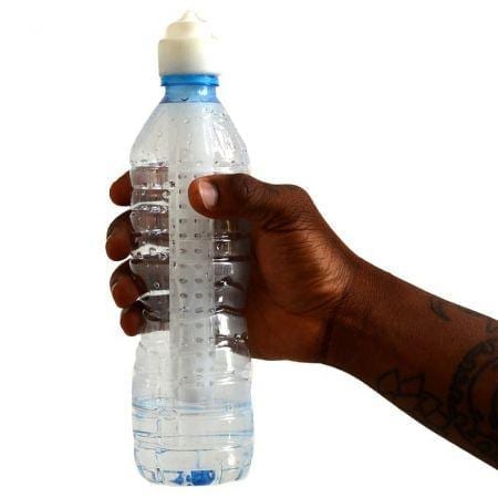 Un equipo de jóvenes nigerianos diseña una botella que filtra el agua.