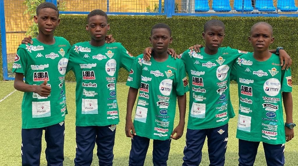 Los niños de la Fundación Real Betis Balompié de Guinea Ecuatorial reanudan los entrenamientos.