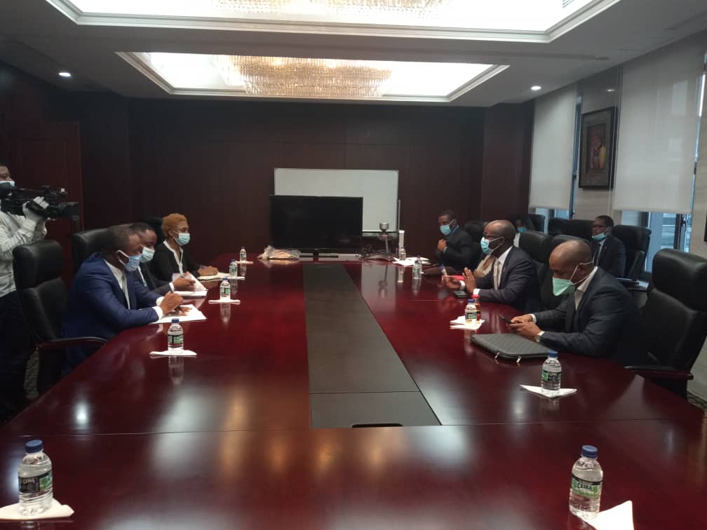 El ministro de Hacienda Economía y Planificación se reúne con las Entidades de Microcrédito y Finanzas Inclusivas en Guinea Ecuatorial.