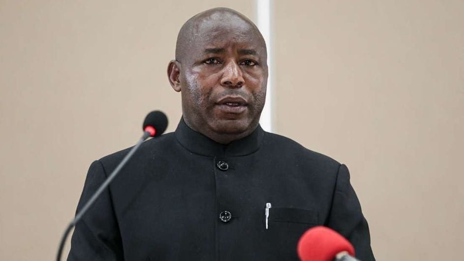 El nuevo presidente de Burundi, Evariste Ndayishimiye presta juramento