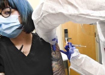 30.000 voluntarios de EE UU comienzan a recibir la vacuna de Moderna contra la covid en su fase de pruebas