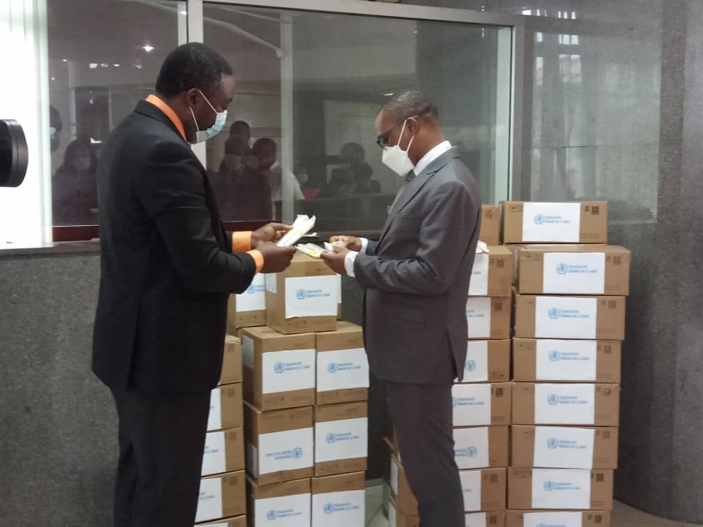 La OMS entrega al Ministerio de Sanidad unos 15,000 hisopos para la toma de muestras de Covid-19