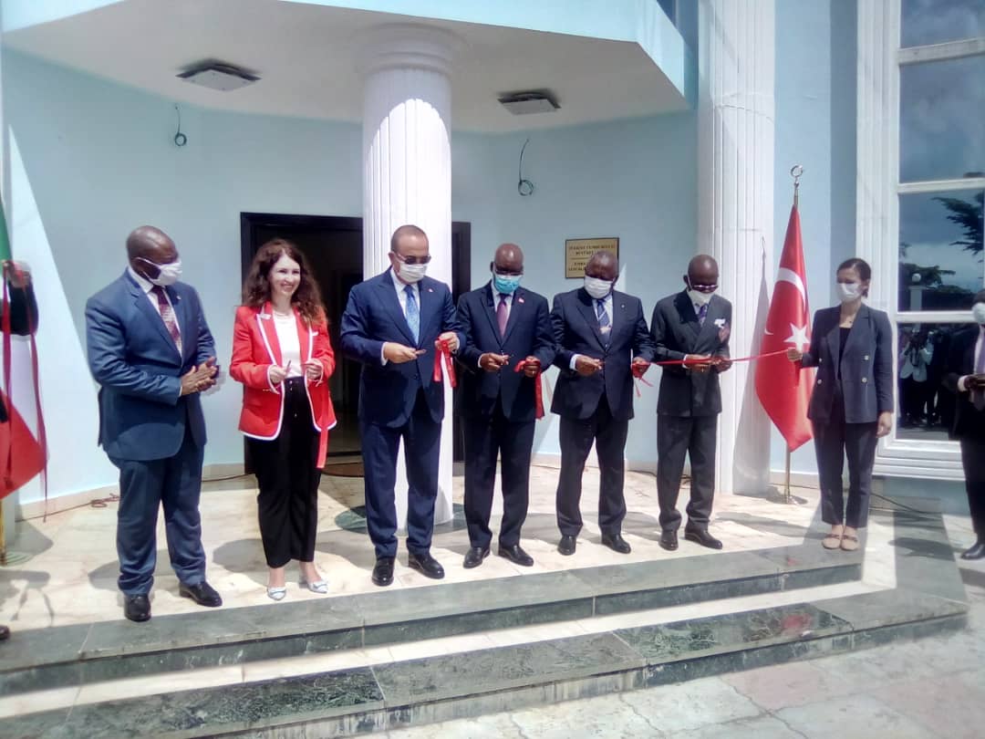 En el acto estuvieron presentes el Ministro de Asuntos Exteriores turco Mevlüt çavusoglu, su embajadora, la Señora SEBNEM CENK en Malabo, así como el Ministro ecuatoguineano de Asuntos Exteriores, Simeón Oyono ESONO ANGUE 