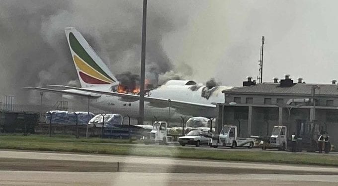 Un avión de carga de Ethiopian Airlines se incendia en el aeropuerto de Shanghái