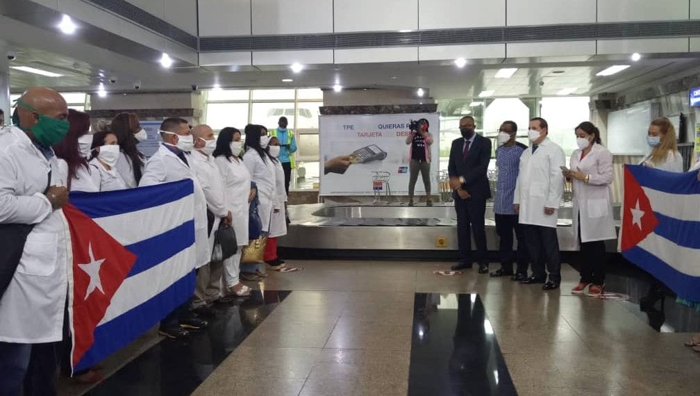 Llegan a Guinea Ecuatorial 76 médicos cubanos para apoya al país en la lucha contra el coronavirus