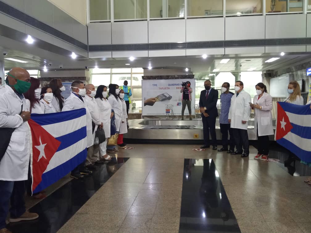 Llegan a Guinea Ecuatorial 76 médicos cubanos para apoya al país en la lucha contra el coronavirus