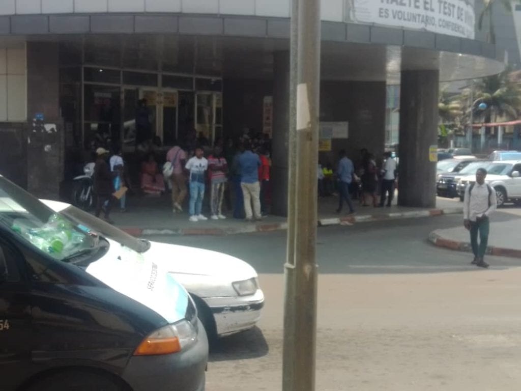 La policía dispersa a ex empleados de la firma Manso Exprés al frente del Ministerio de Trabajo