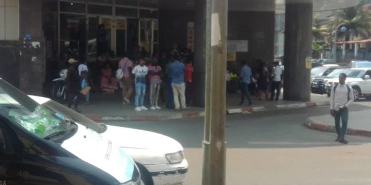 La policía dispersa a ex empleados de la firma Manso Exprés al frente del Ministerio de Trabajo